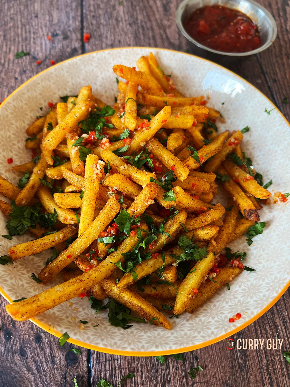 Masala-Pommes aus der Heißluftfritteuse in einer Schüssel. 