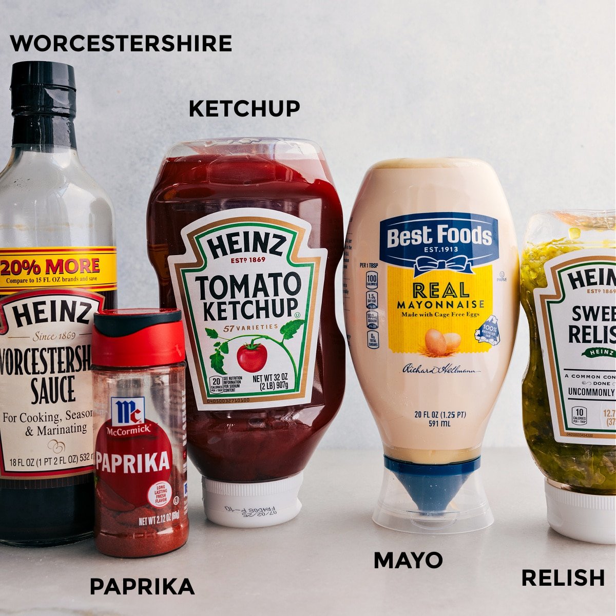 Alle Zutaten dieses Rezepts, einschließlich Ketchup, Mayonnaise, Relish, Paprika und Worcestershiresauce, sind für die einfache Zubereitung vorbereitet.