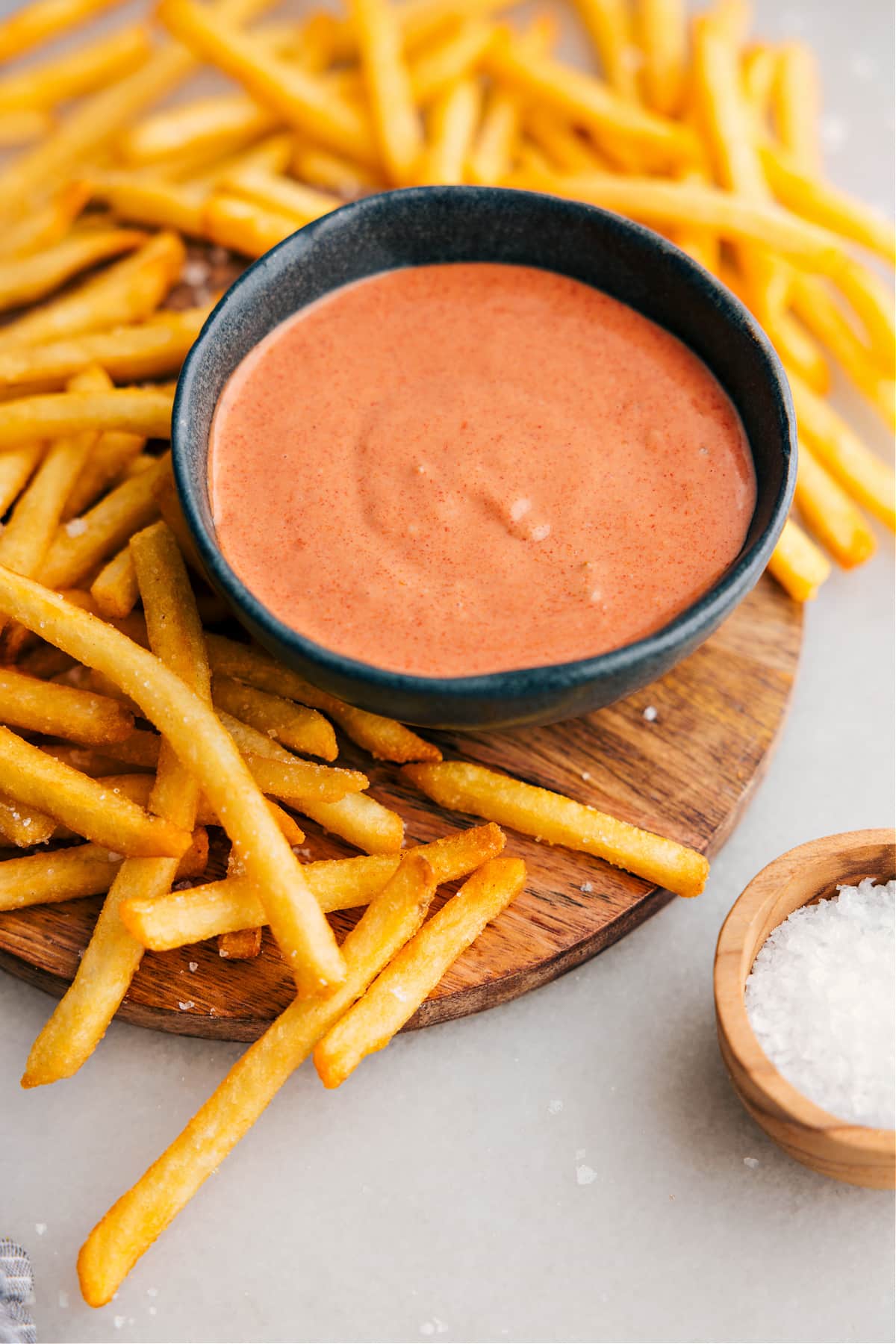 Die beste Bratensauce in einer Schüssel mit Pommes Frites dazu.