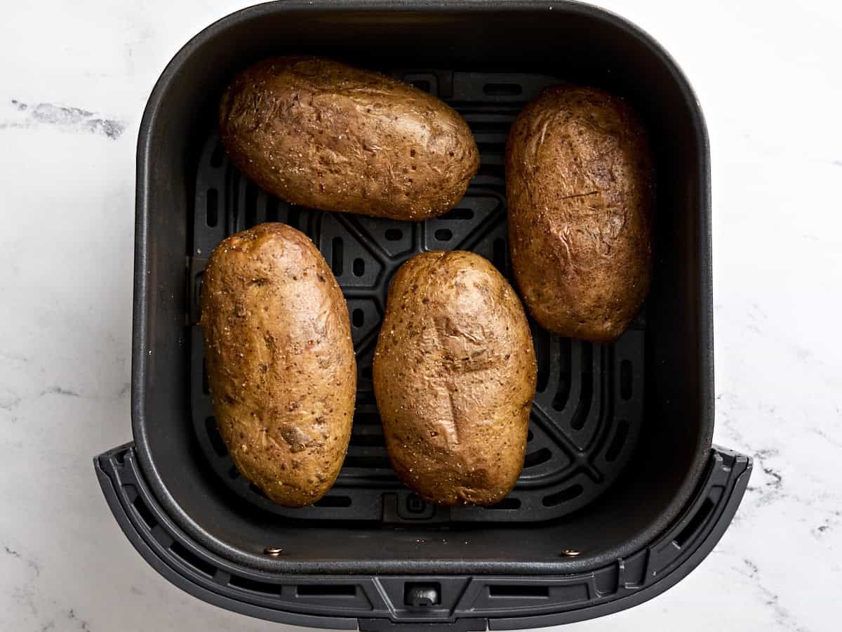 Gekochte Russet-Kartoffeln in einem Frittierkorb.