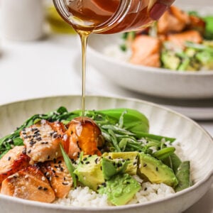 Heiße Honiglachs-Bowl mit Honigüberzug