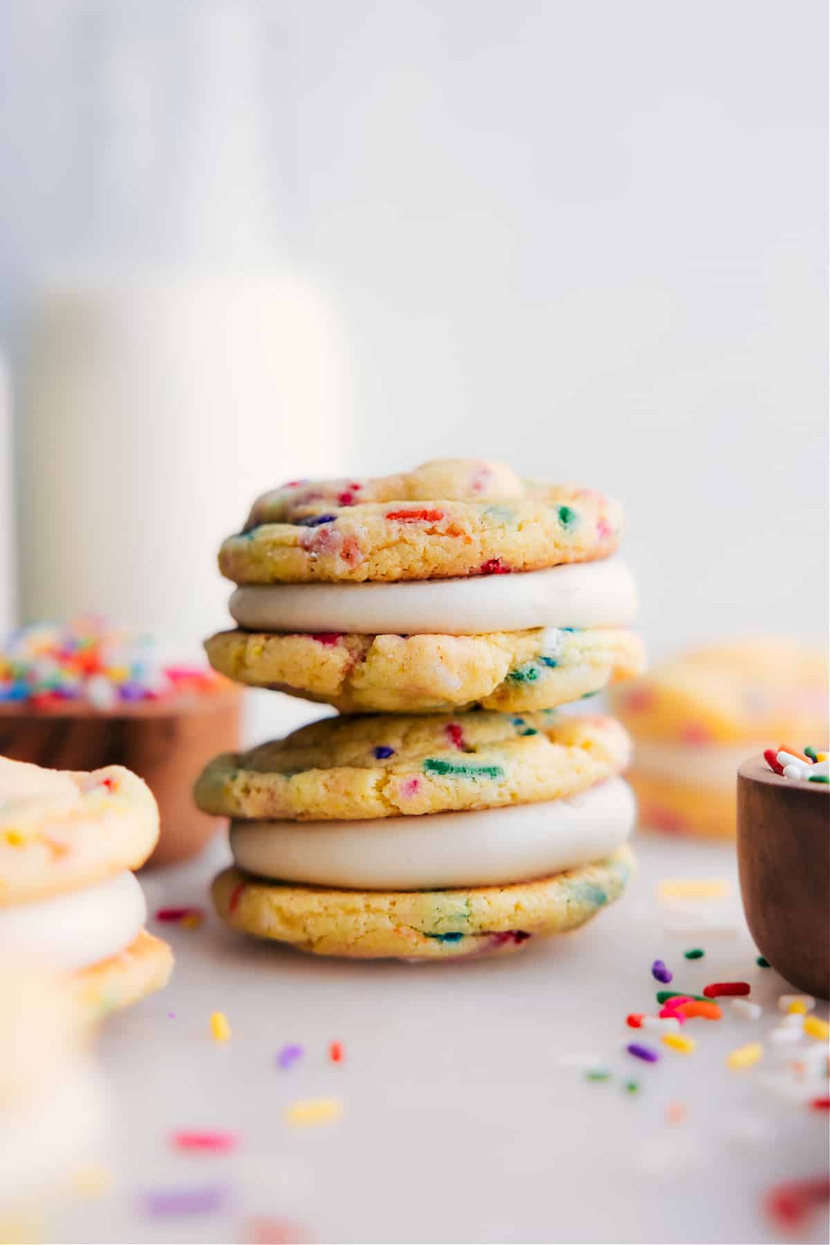 Das Dessert wird in Form von Whoopie Pies zubereitet und übereinander gestapelt.