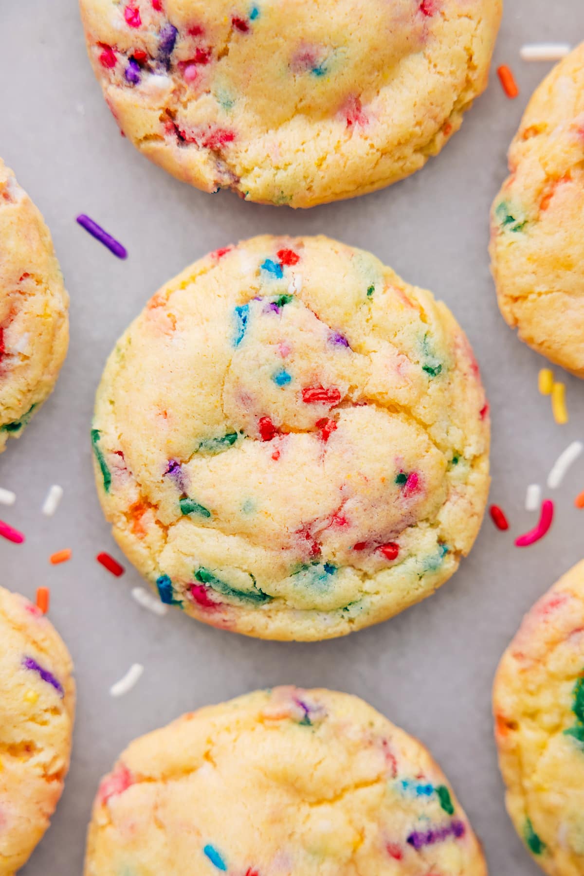 Die Cake-Mix-Cookies sind frisch gebacken und bereit zum Genießen.