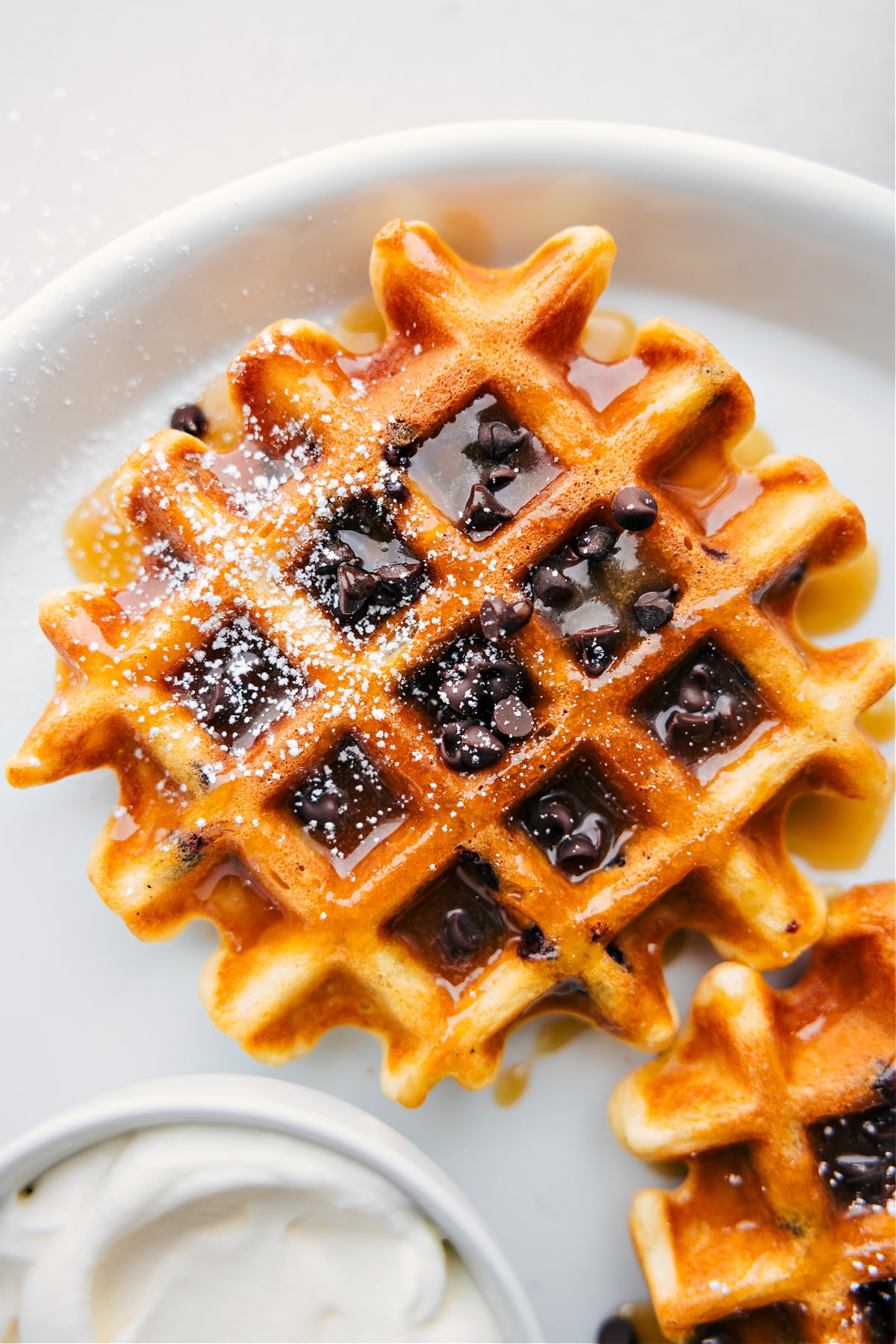 Die Chocolate Chip Waffeln frisch aus dem Waffeleisen mit Sirup.