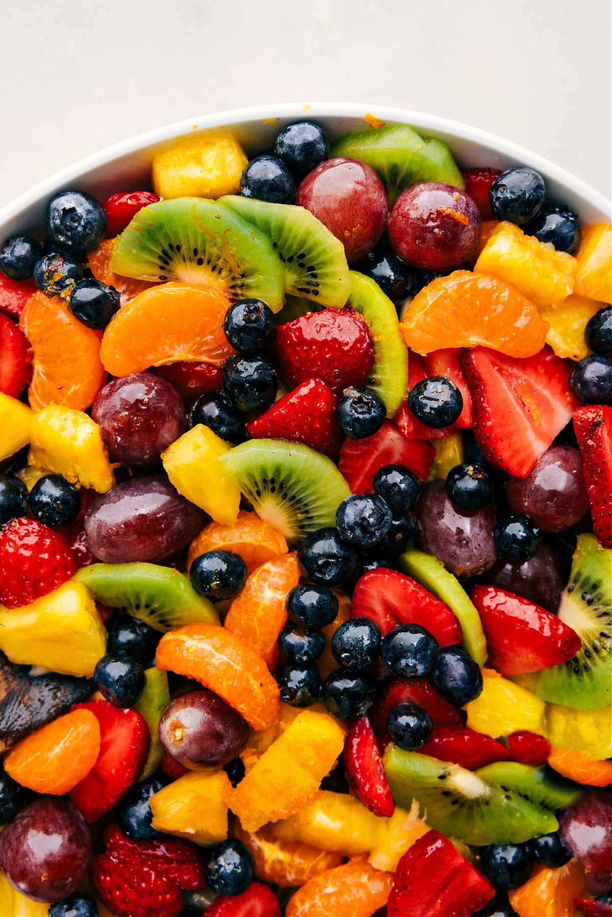 Der angemachte, einfache Obstsalat in einer Schüssel ist bereit zum Genießen.