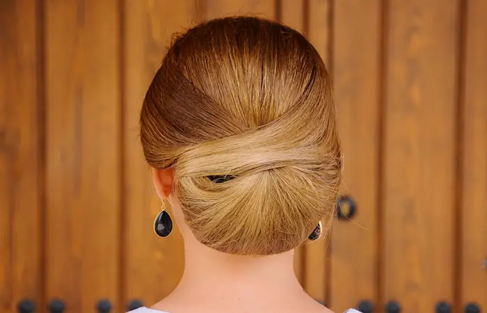 Frau mit tiefer Chignon-Frisur