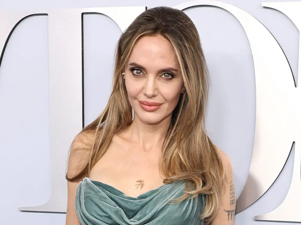 Angelina Jolie zeigt dramatische Haartransformation für CR-Modebuch