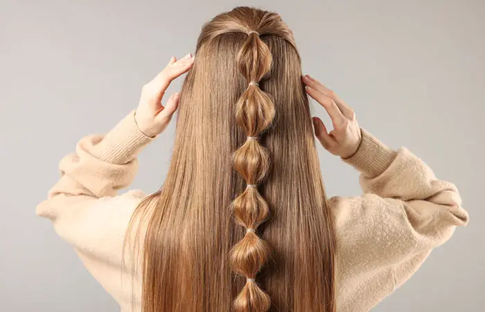 Ein Mädchen mit offenem Haar und Bubble Braid