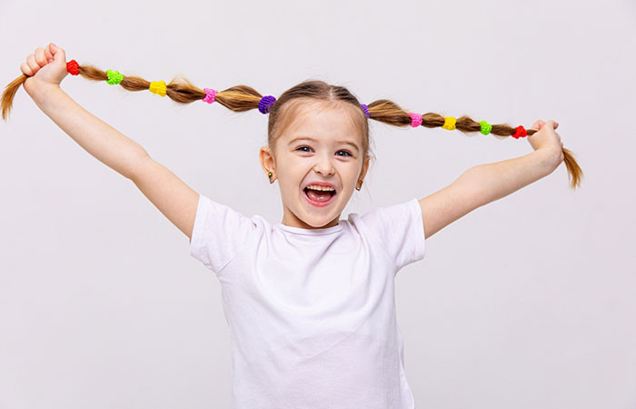 Ein Mädchen mit Bubble Braids