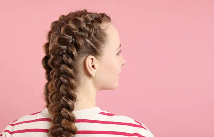 Ein Mädchen mit französischen Bubble Braids