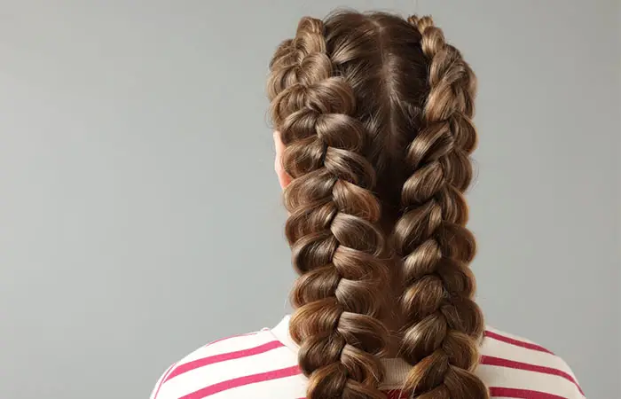 Ein Mädchen mit langen Bubble Braids