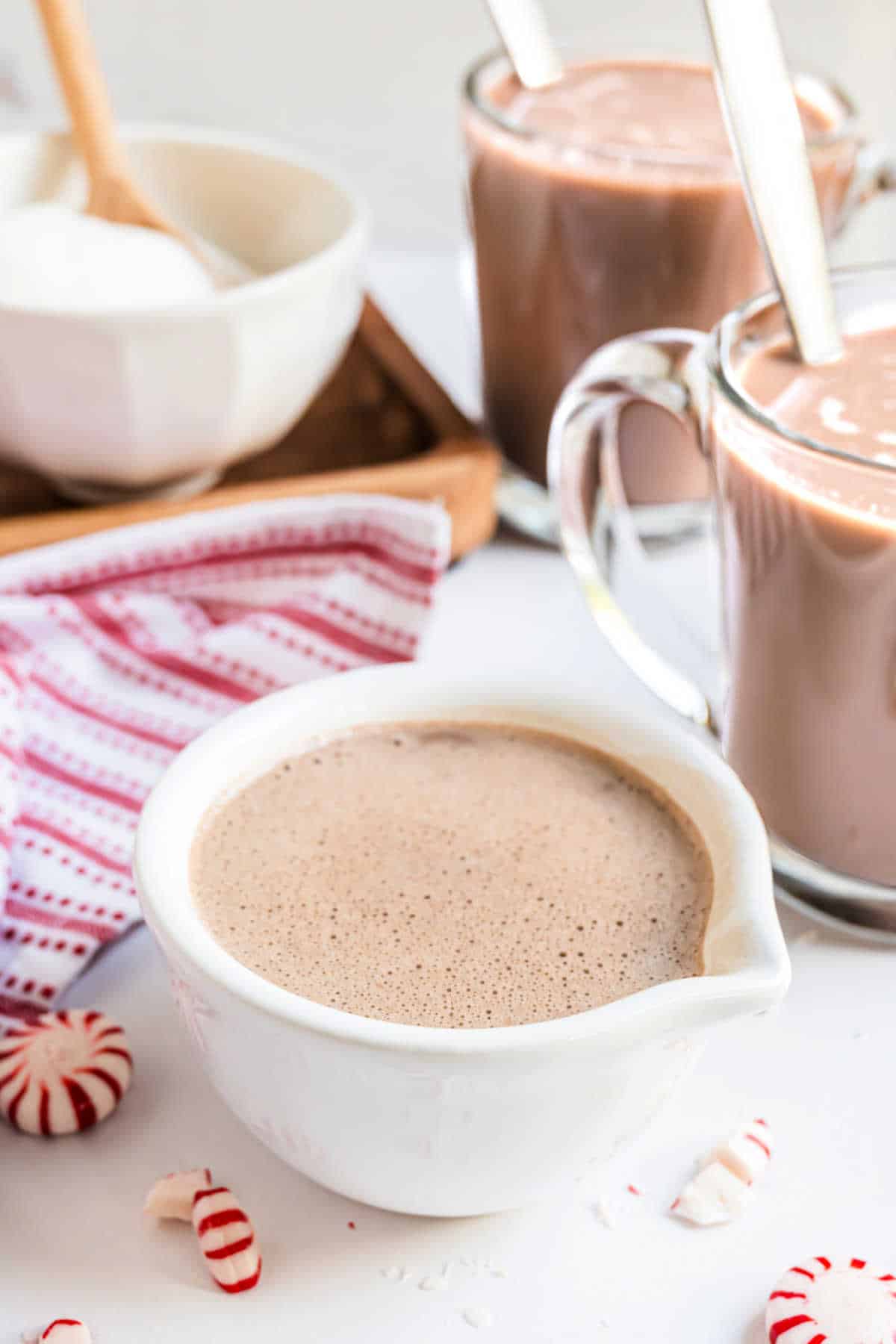 Hausgemachter Pfefferminz-Kaffeeweißer in einer weißen Kanne.