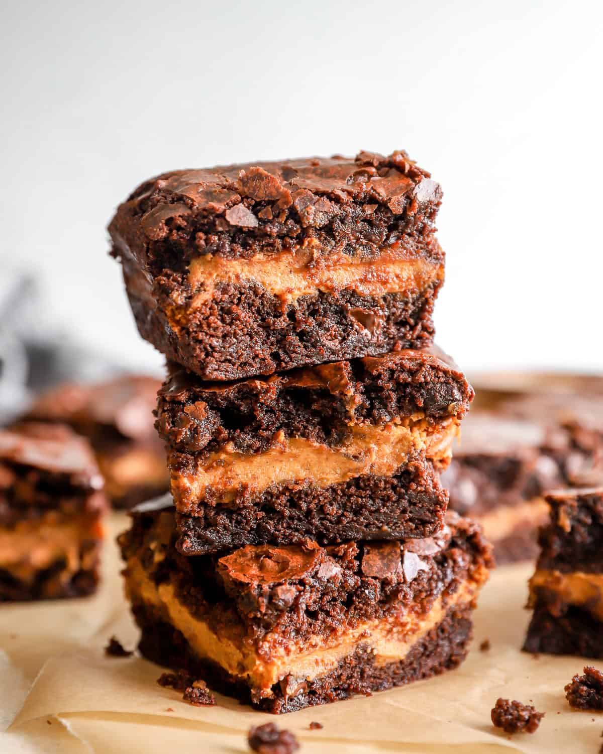 3 Kürbis-Brownies auf einem Schneidebrett gestapelt.