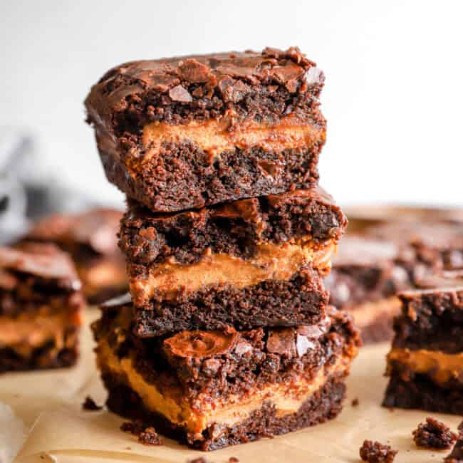 3 Kürbis-Brownies auf einem Schneidebrett gestapelt.