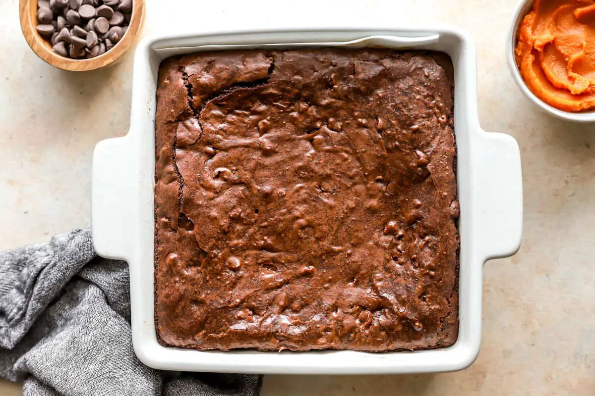 gebackene Kürbis-Brownies in einer quadratischen Backform.