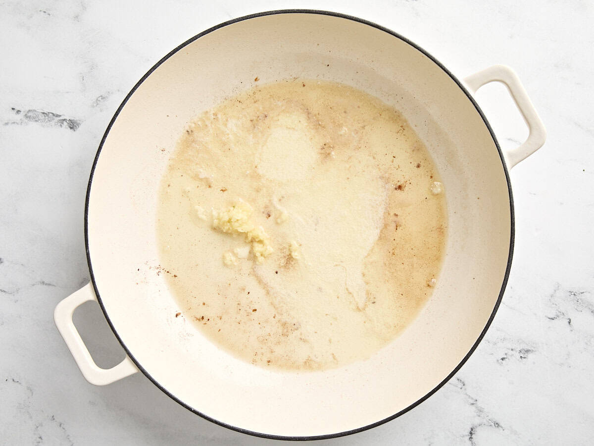 Knoblauch und Butter in einer großen Pfanne.