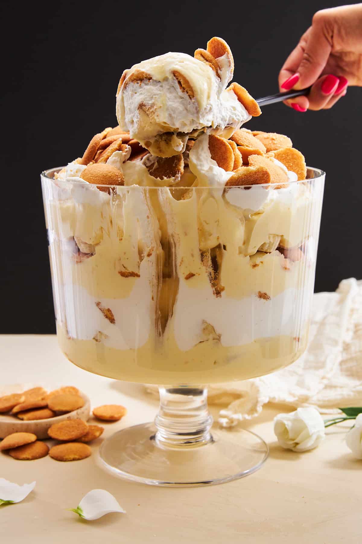 Ein Löffel hebt einen Löffel einfachen Bananenpudding aus einer Trifle-Schüssel. 