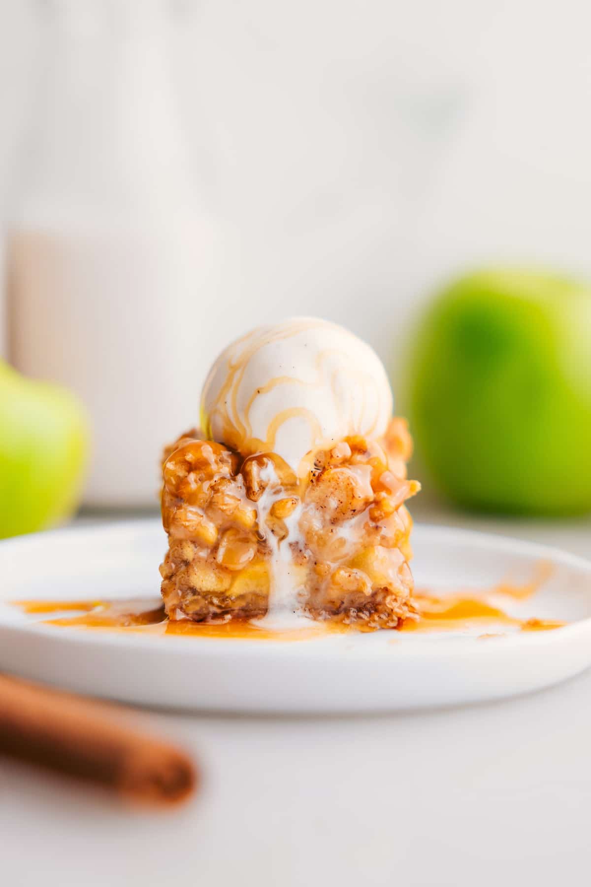 Apfelkuchenriegel mit einer frischen Kugel Eis obendrauf. 