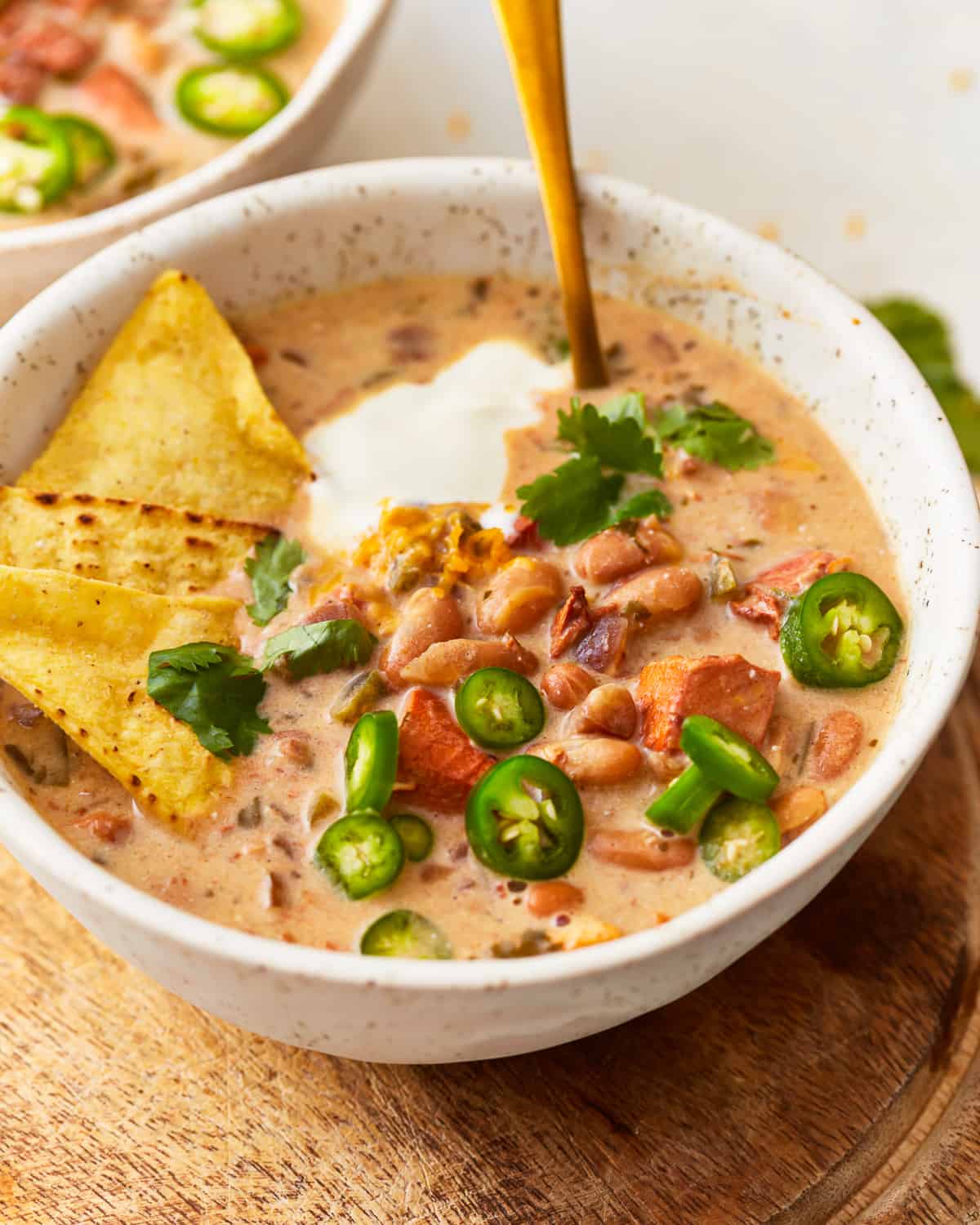 Zwei Schüsseln Chili mit Tortillachips und Jalapenos.