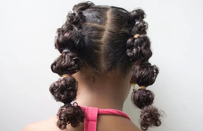 Ein Mädchen mit Bubble Braids