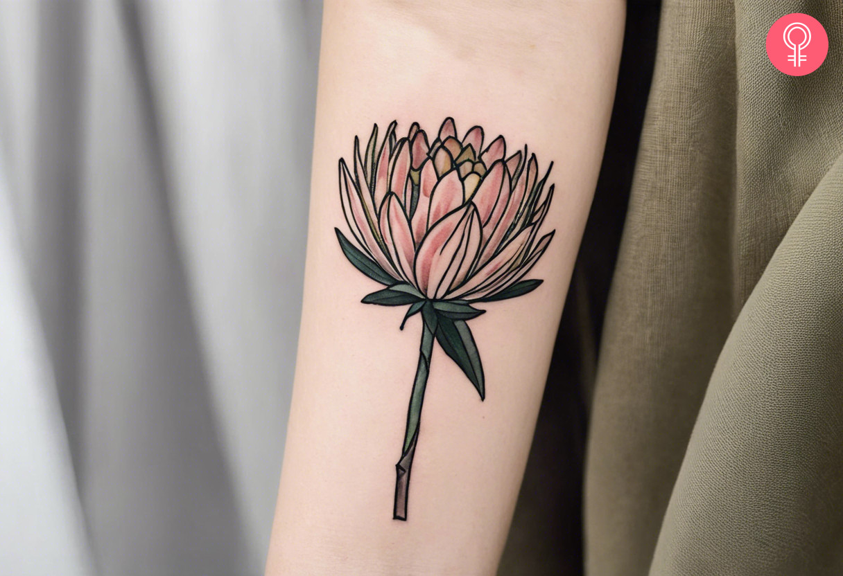 Ein rosa Protea-Tattoo auf dem Unterarm