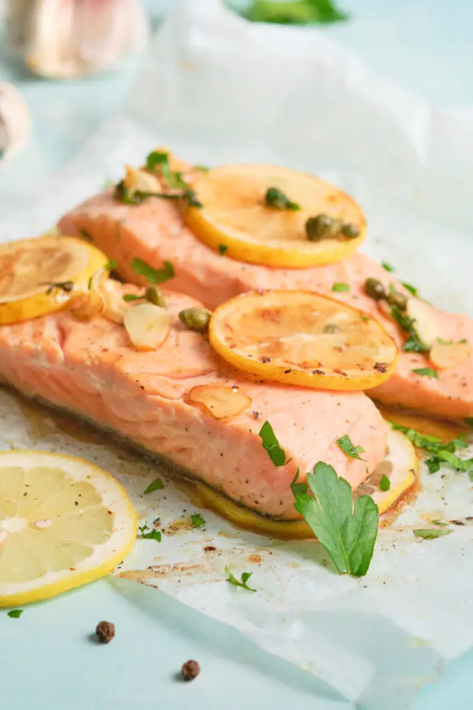 Gesunder gebackener Lachs vorgestellt