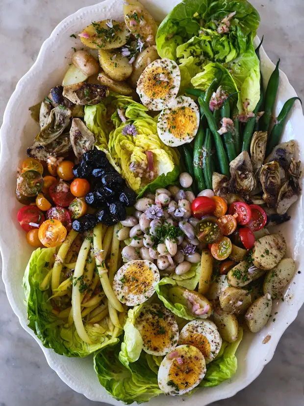 Nicoise-Salat auf einer großen Servierplatte