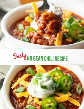 Pinterest-Grafik: Das obere Bild zeigt eine Schüssel Chili con Carne mit einem Löffel, der einen Löffel davon in die Kamera hält. Das untere Bild zeigt eine Draufsicht auf eine weiße Schüssel Chili ohne Bohnen, garniert mit geriebenem Käse, Jalapeno-Scheiben, Sauerrahm und gehackten Frühlingszwiebeln. Die beiden Bilder sind horizontal durch ein weißes Banner getrennt, auf dem in Grün der Rezepttitel steht: Chili-Rezept ohne Bohnen.