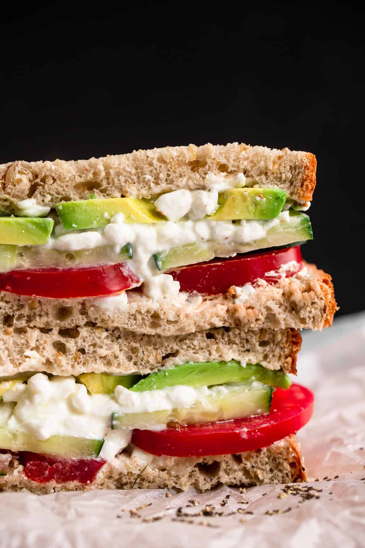 Nahaufnahme eines in zwei Hälften geschnittenen Hüttenkäse-Sandwichs