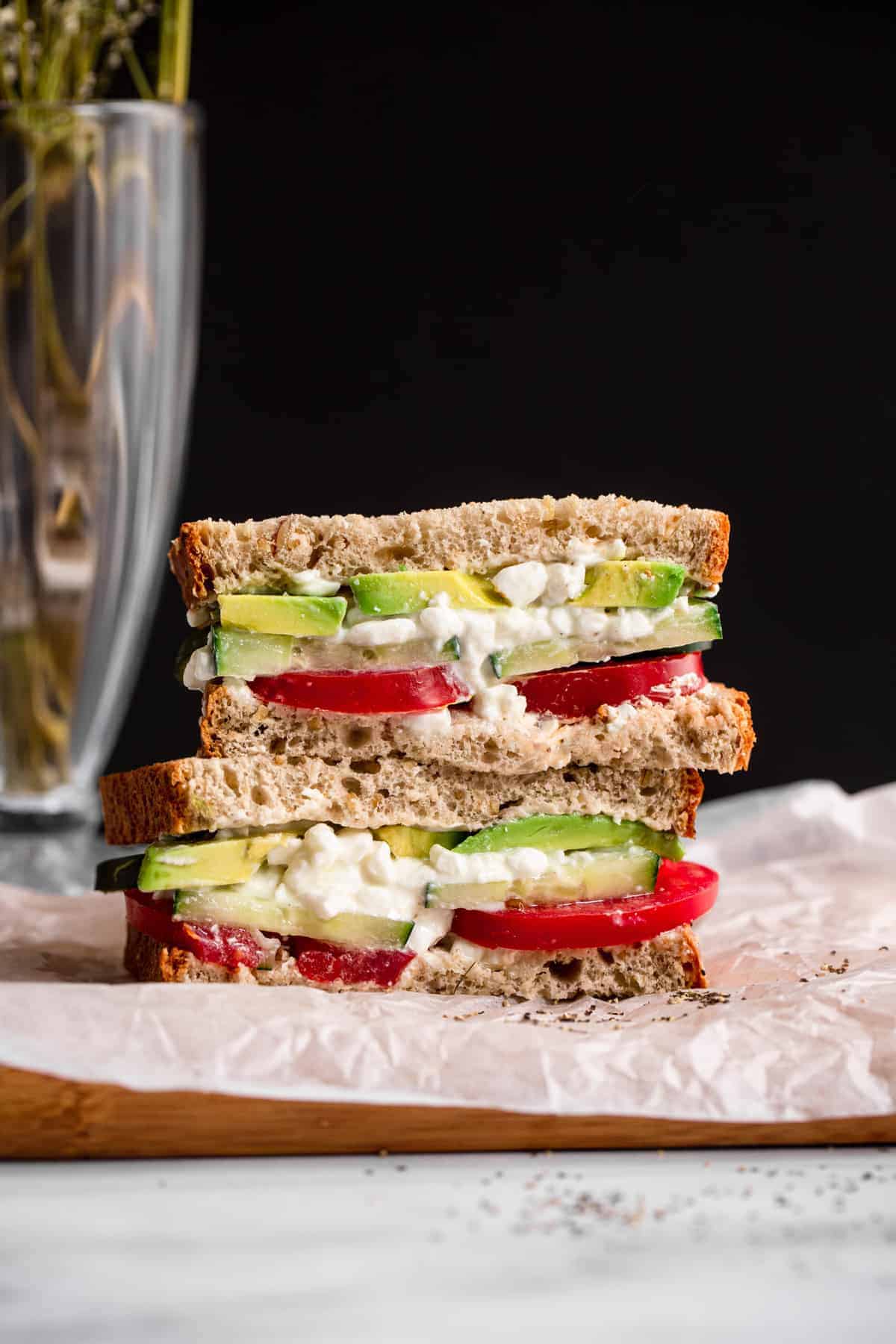 Hüttenkäse-Sandwich auf einem Schneidebrett