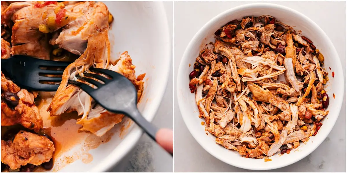 Das zerkleinerte Fleisch wird wieder in den Slow Cooker gegeben.