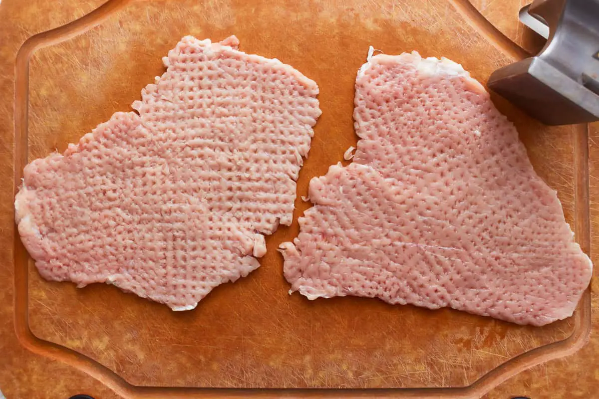 Mit einem Fleischhammer dünn geklopfte Schweinekoteletts.