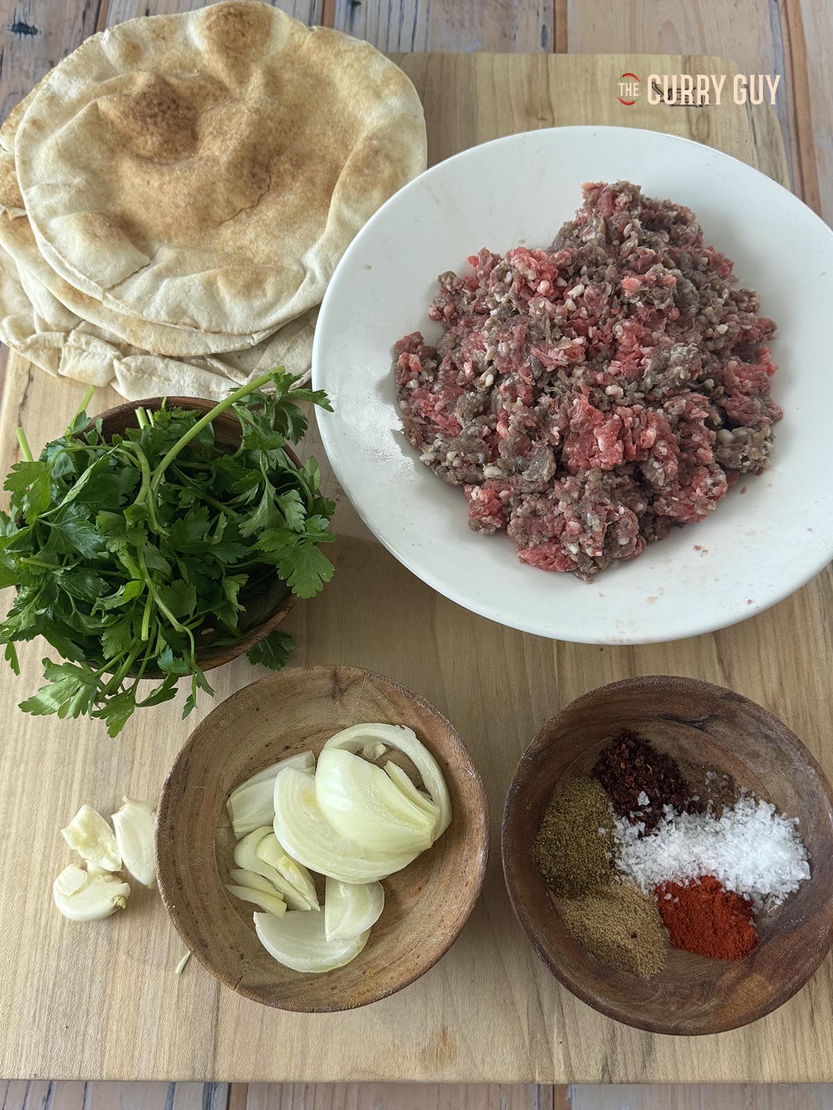 Die Zutaten für das Rezept liegen bereit zum Kochen.