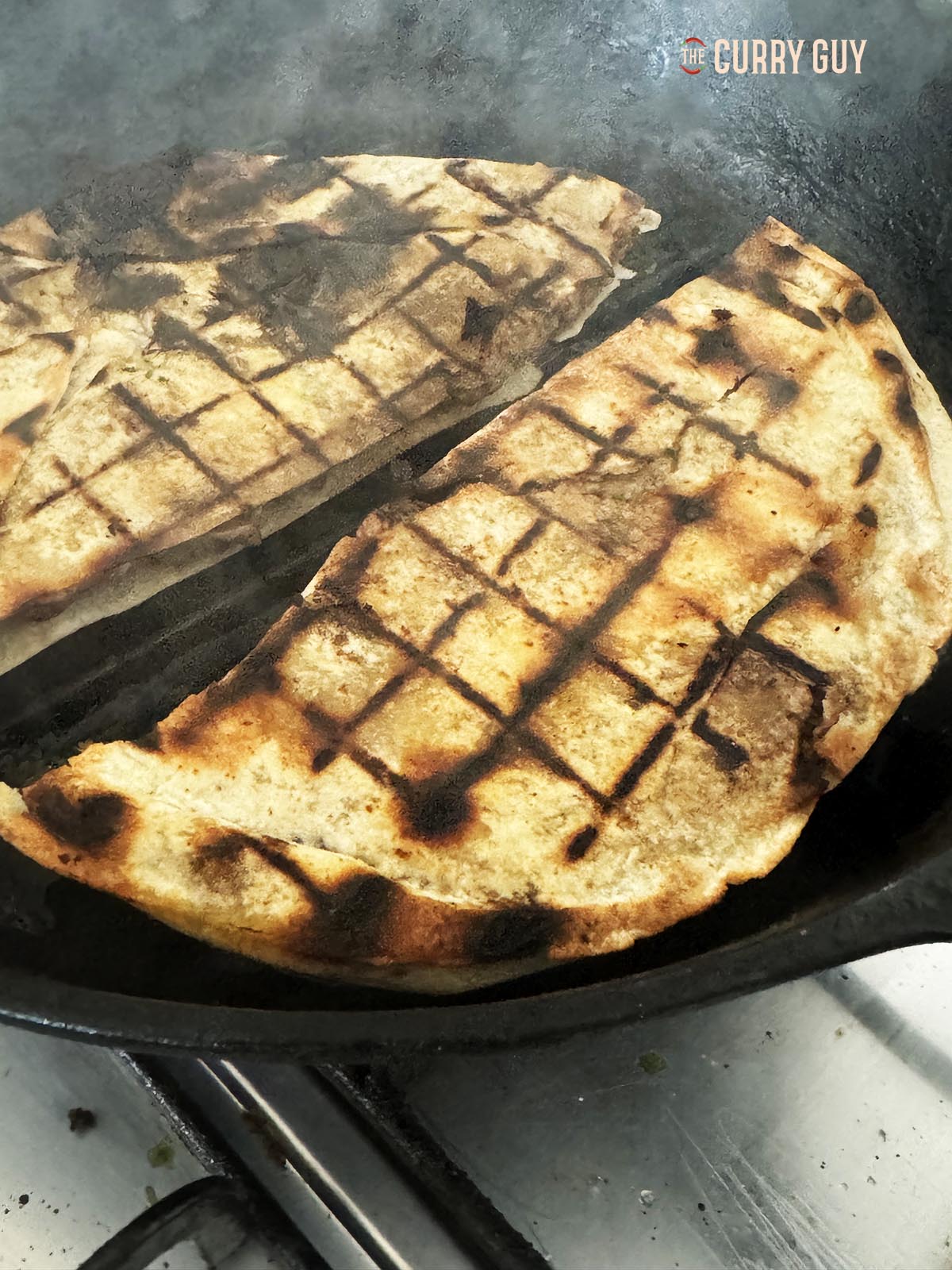 Gekochte Areyes in einer Grillpfanne servierfertig. 