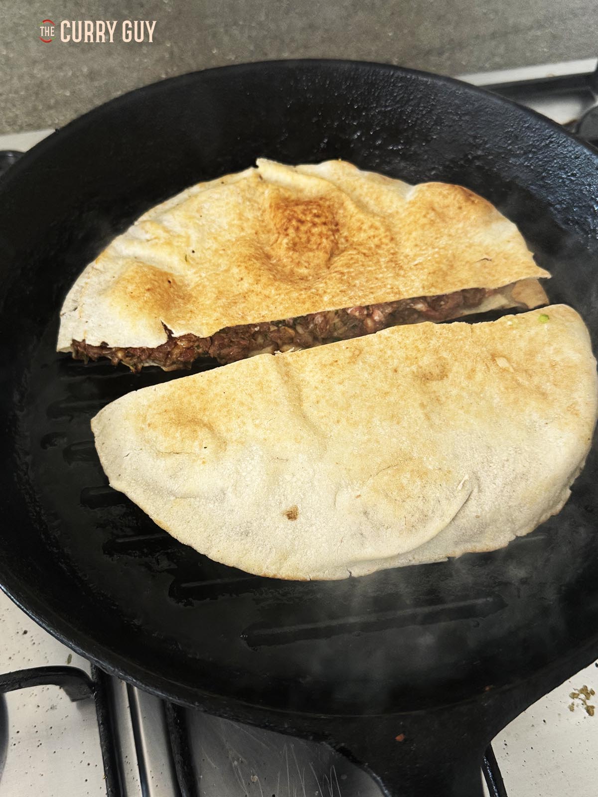 Die Areyes zum Kochen in eine heiße Pfanne geben.