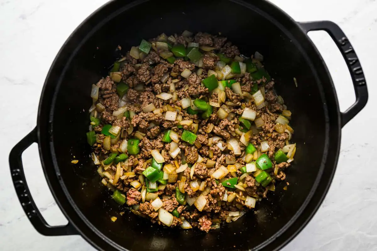 Hackfleisch und Gemüse im holländischen Ofen kochen.