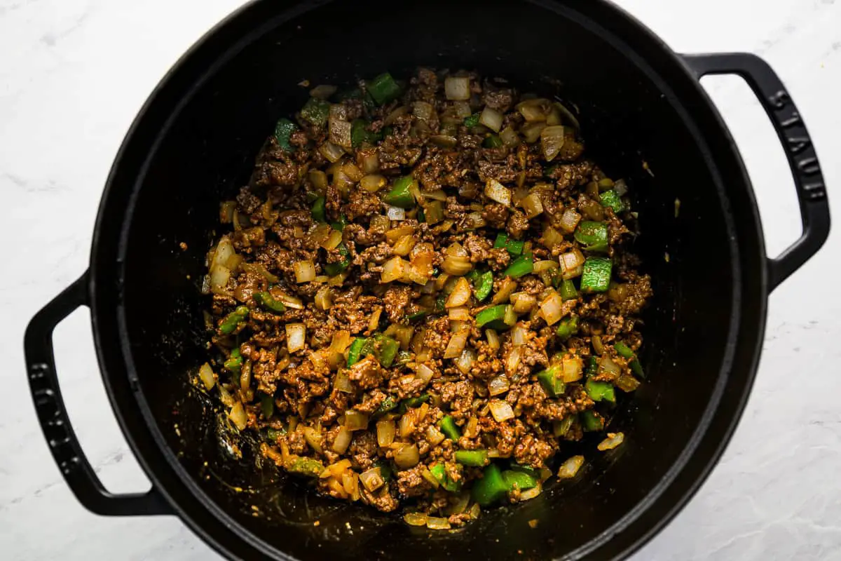 Gewürztes Rinderhackfleisch und Gemüse, das in einem holländischen Ofen gekocht wird.