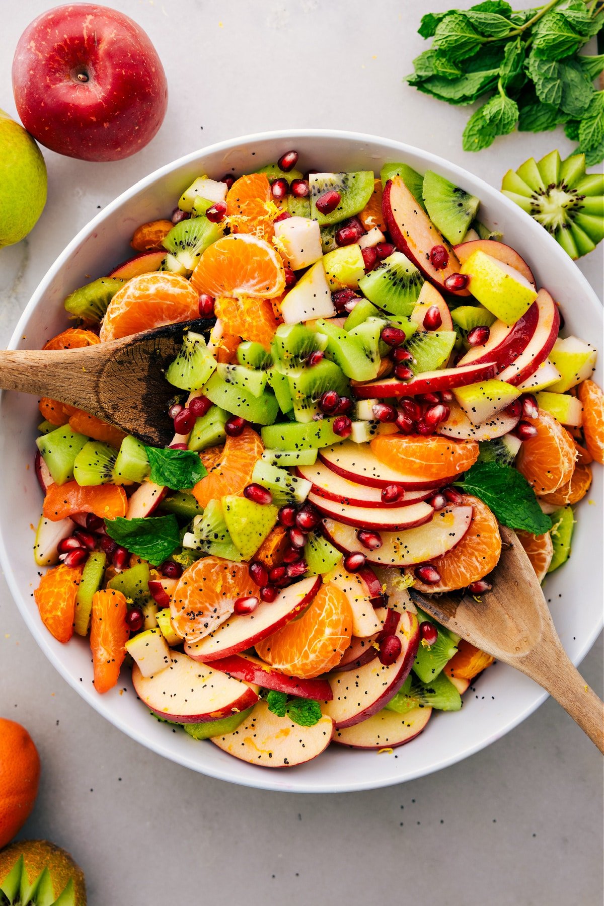 Frischer und köstlicher Winterfruchtsalat in einer Schüssel.