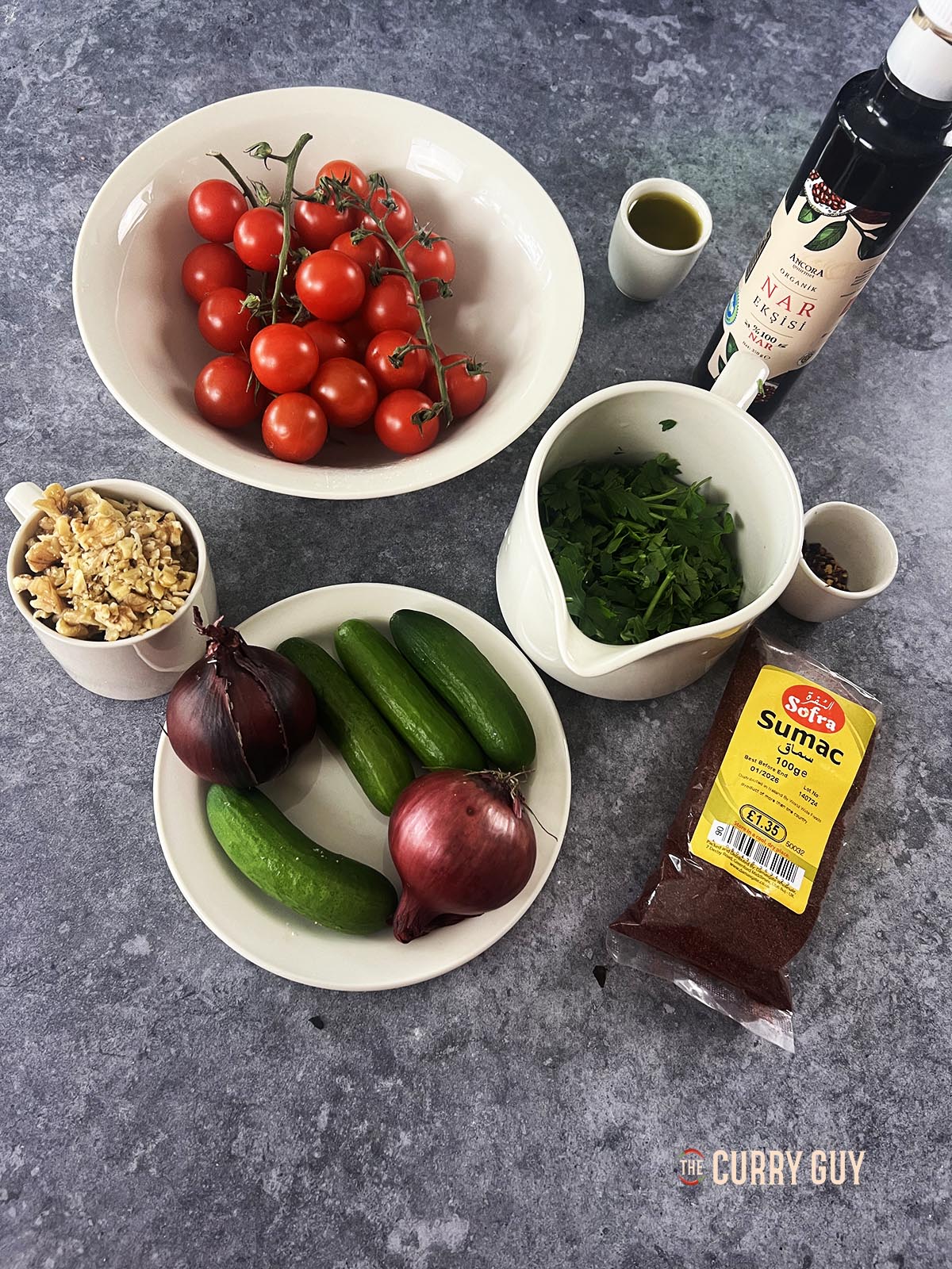 Die Zutaten für den Salat liegen auf einer Arbeitsplatte bereit.