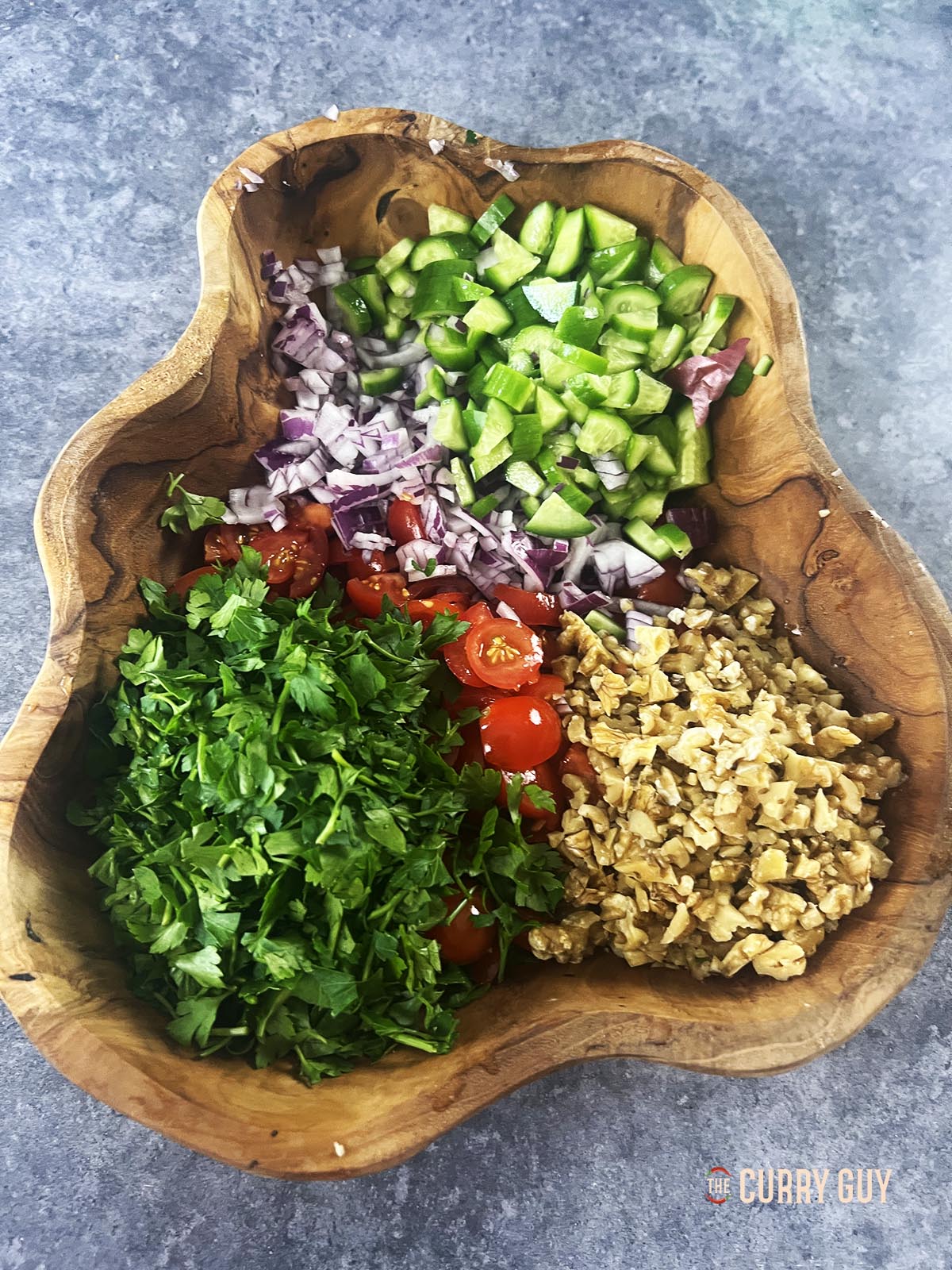 Die Salatzutaten in eine Salatschüssel geben, zerkleinern und mit dem Dressing vermischen. 