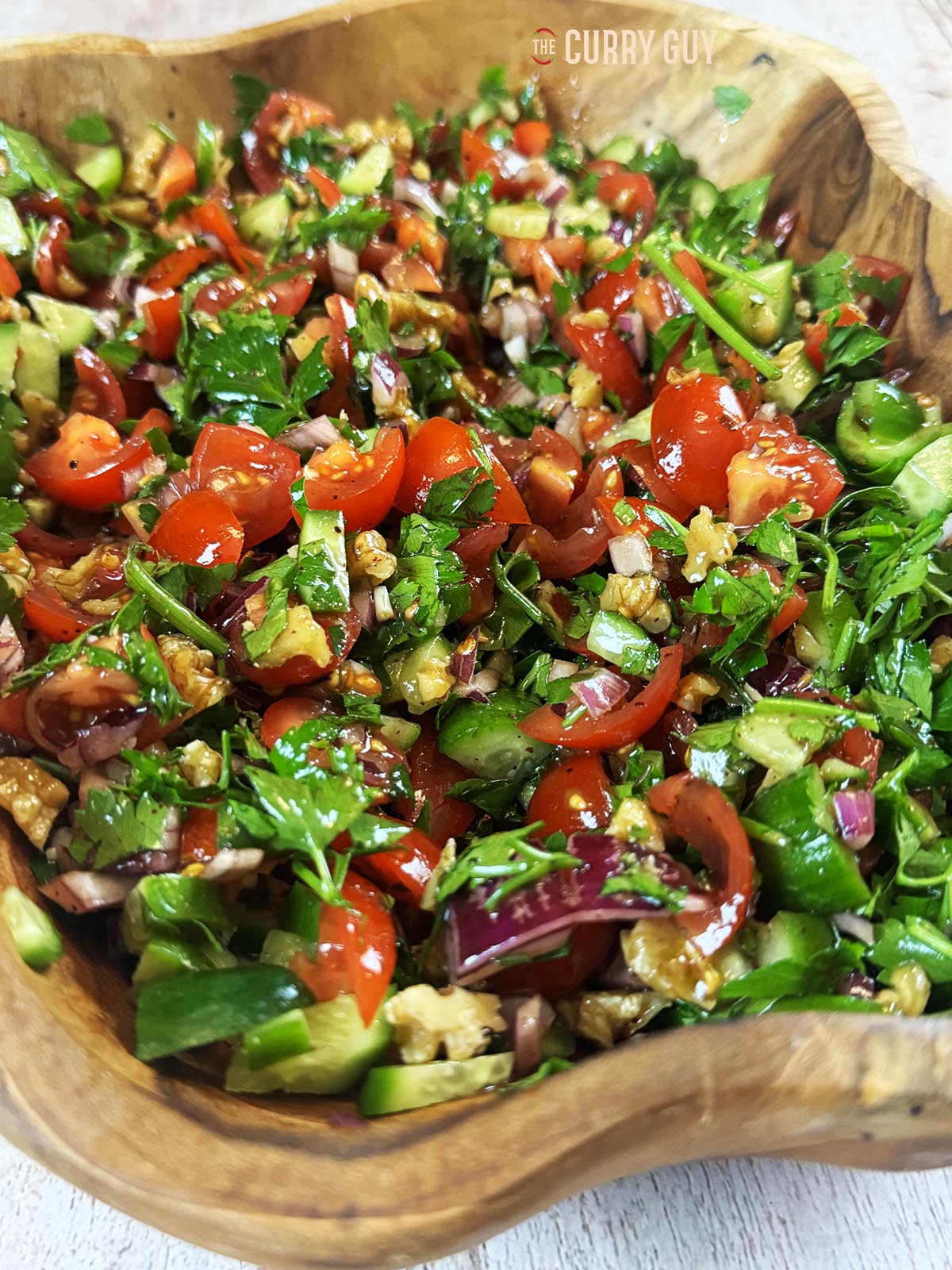 Gavurdagi-Salat in einer hölzernen Salatschüssel servierfertig.