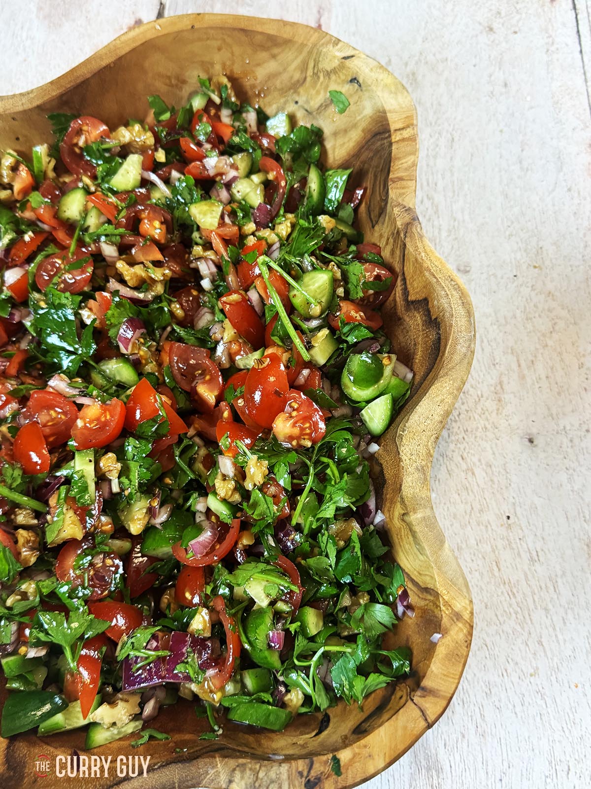 Gavurdagi-Salat in einer Salatschüssel servierfertig.