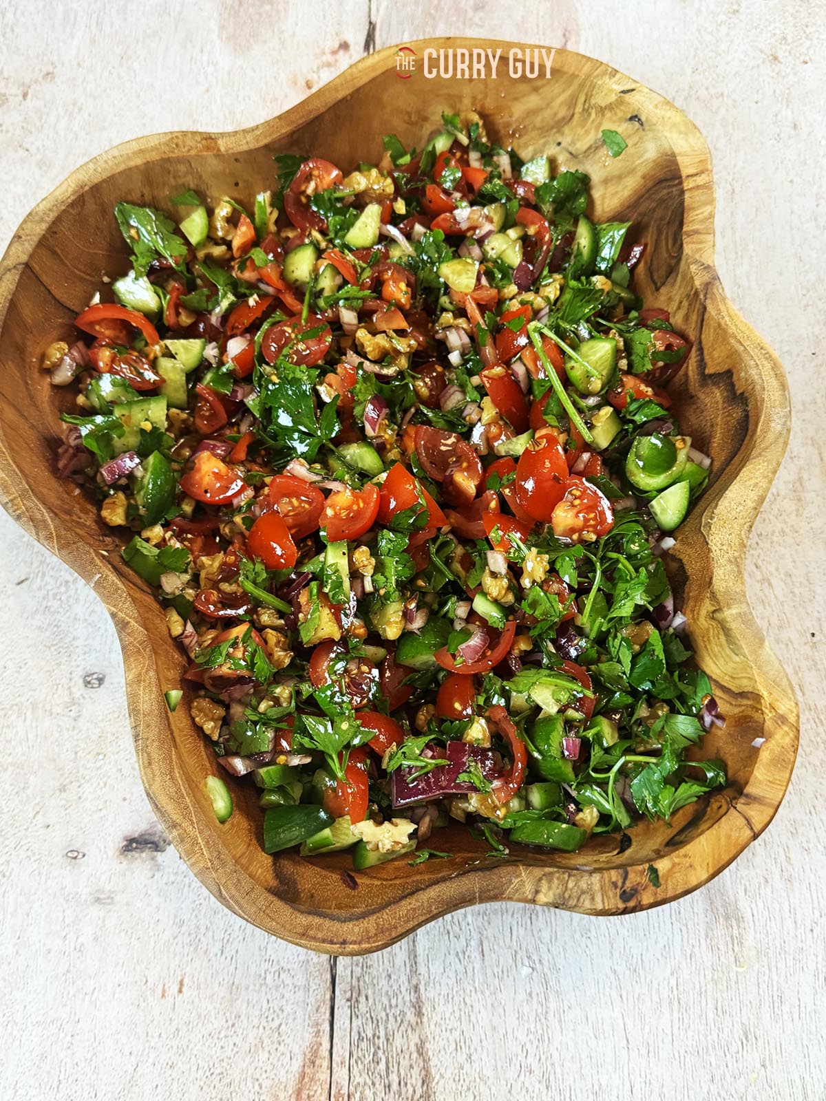 Gavurdagi-Salat in einer Salatschüssel servierfertig.