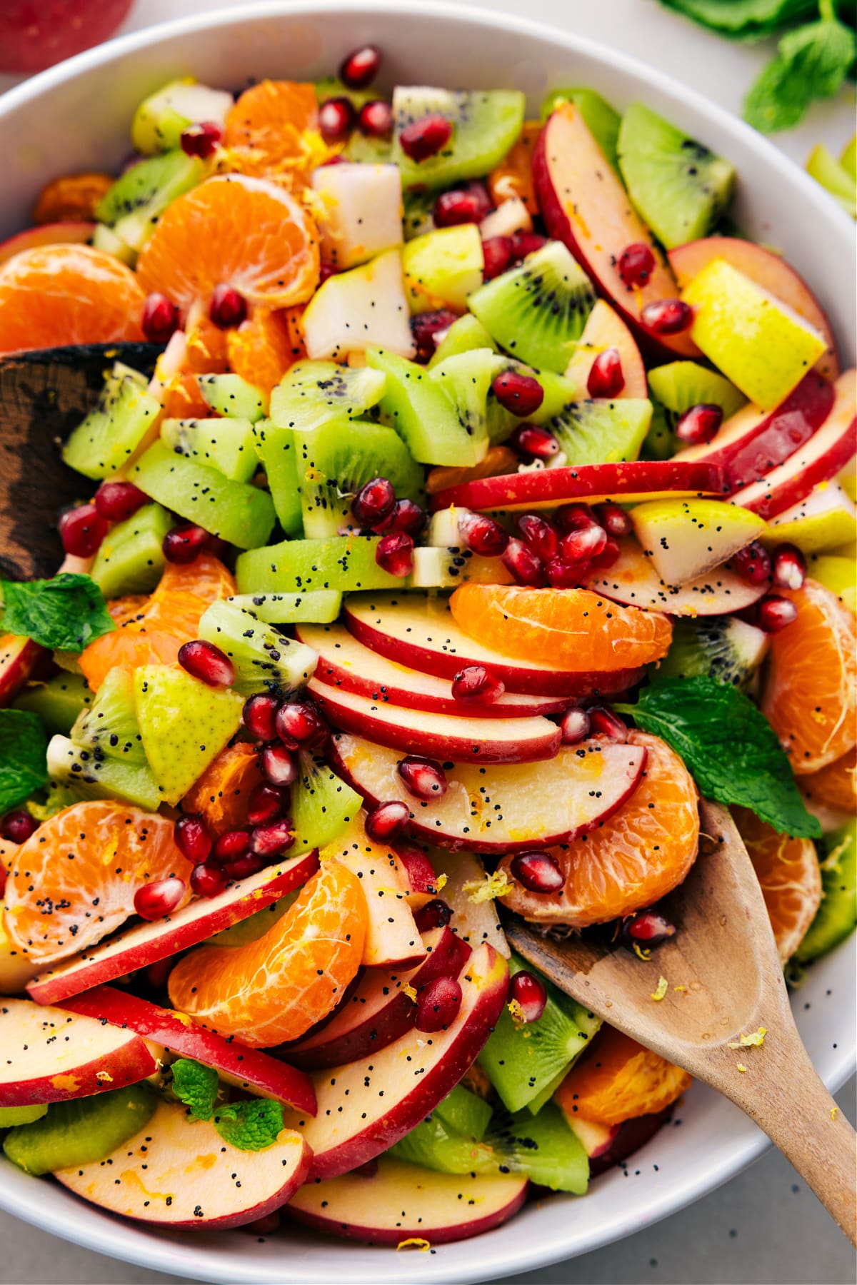 Winterlicher Obstsalat in einer Schüssel, angerichtet und bereit zum Genießen.